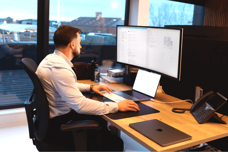 Un homme travaille sur son ordinateur portable et gère les commandes.